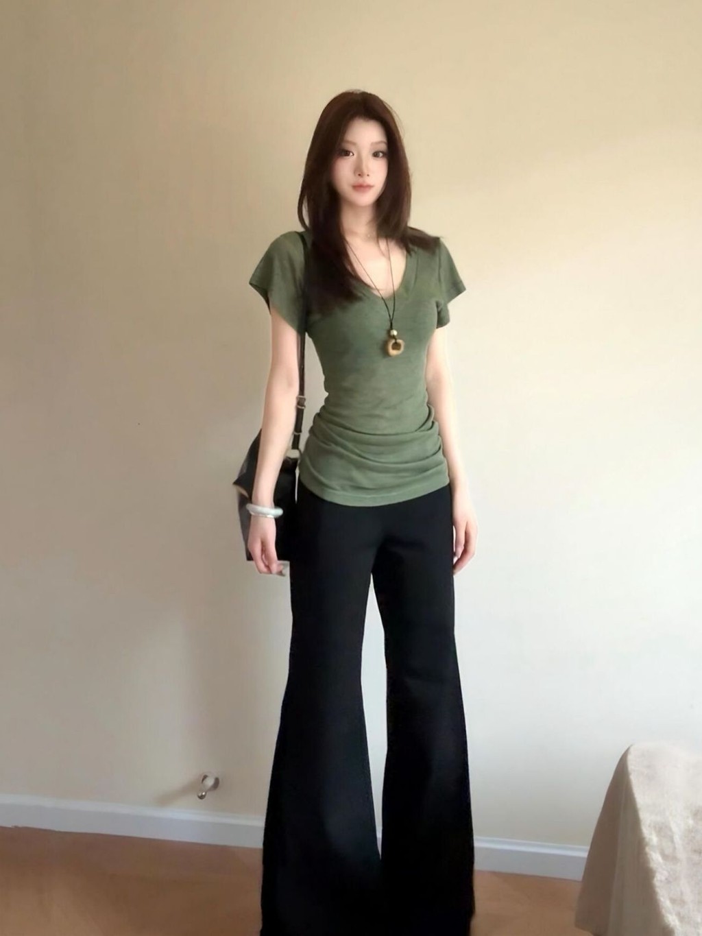 Lan Áo Thun Nữ Màu Xanh Moss Cổ Chữ V Mỏng, Thiết Kế Slim-Fit Phong Cách Hàn Quốc Sang Trọng