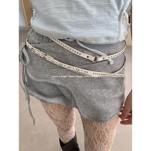 Dây lưng punk với buckle kim loại và rivets, phù hợp cho cô gái cá tính mùa hè