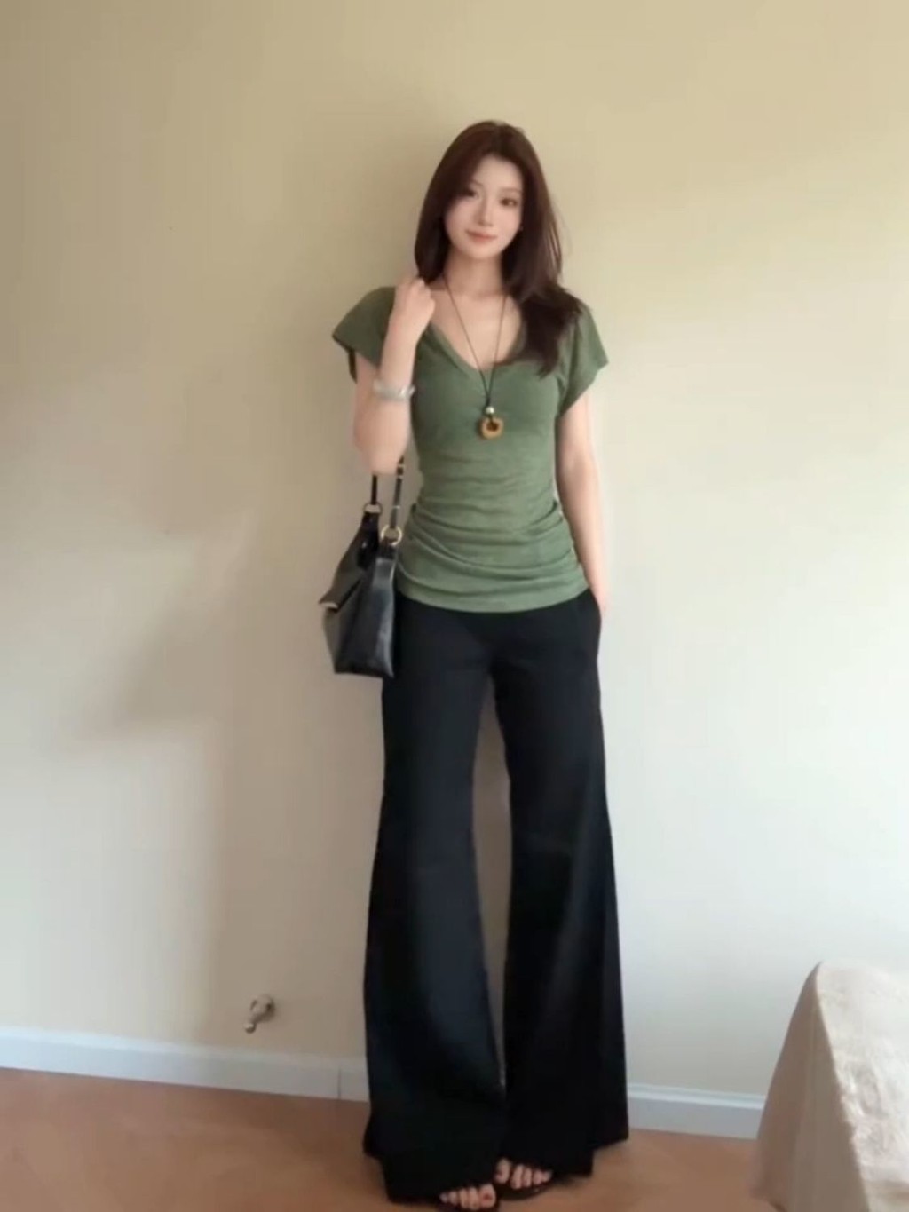 Lan Áo Thun Nữ Màu Xanh Moss Cổ Chữ V Mỏng, Thiết Kế Slim-Fit Phong Cách Hàn Quốc Sang Trọng