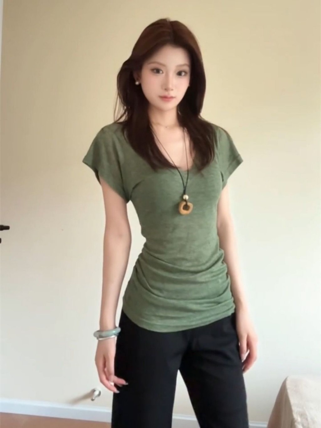 Lan Áo Thun Nữ Màu Xanh Moss Cổ Chữ V Mỏng, Thiết Kế Slim-Fit Phong Cách Hàn Quốc Sang Trọng