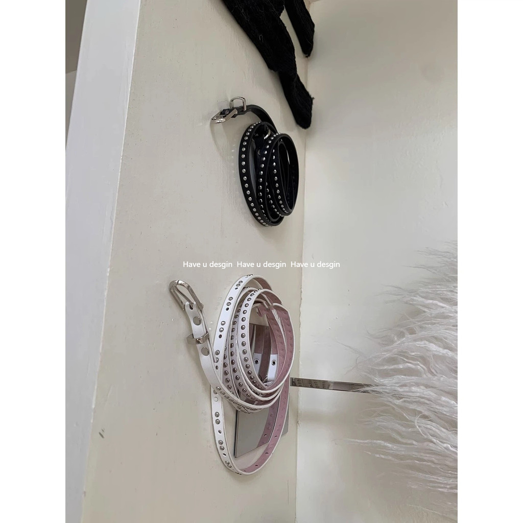 Dây lưng punk với buckle kim loại và rivets, phù hợp cho cô gái cá tính mùa hè