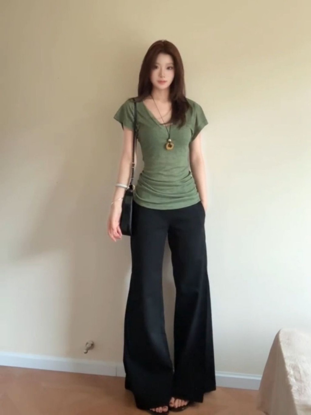 Lan Áo Thun Nữ Màu Xanh Moss Cổ Chữ V Mỏng, Thiết Kế Slim-Fit Phong Cách Hàn Quốc Sang Trọng