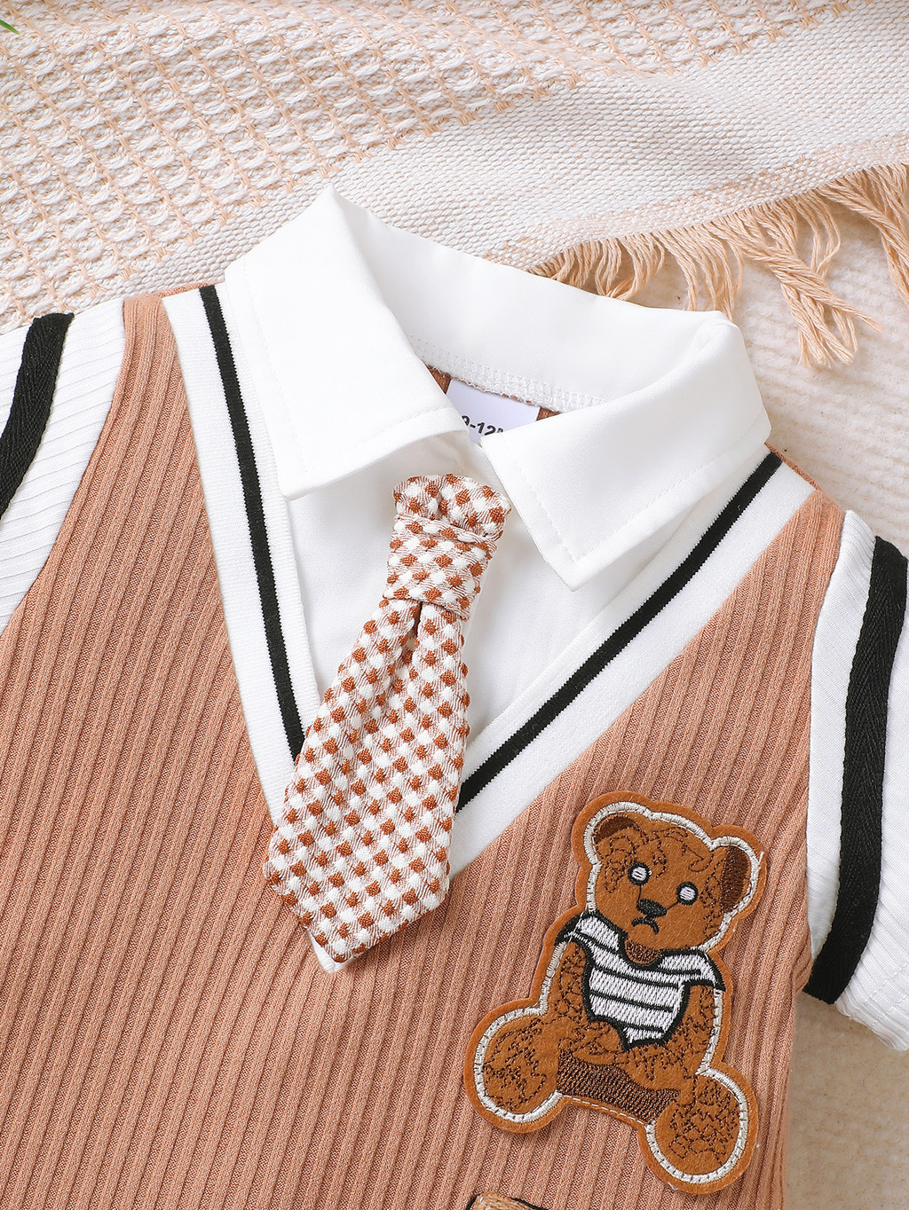 Mô tả Áo liền quần mùa hè Dapper cho bé trai 1-18 tháng: Bộ đồ liền thân ngắn tay phong cách 2 trong 1 có dây buộc nơ & thêu gấu hoạt hình – Họa tiết gân & đóng cửa - 5