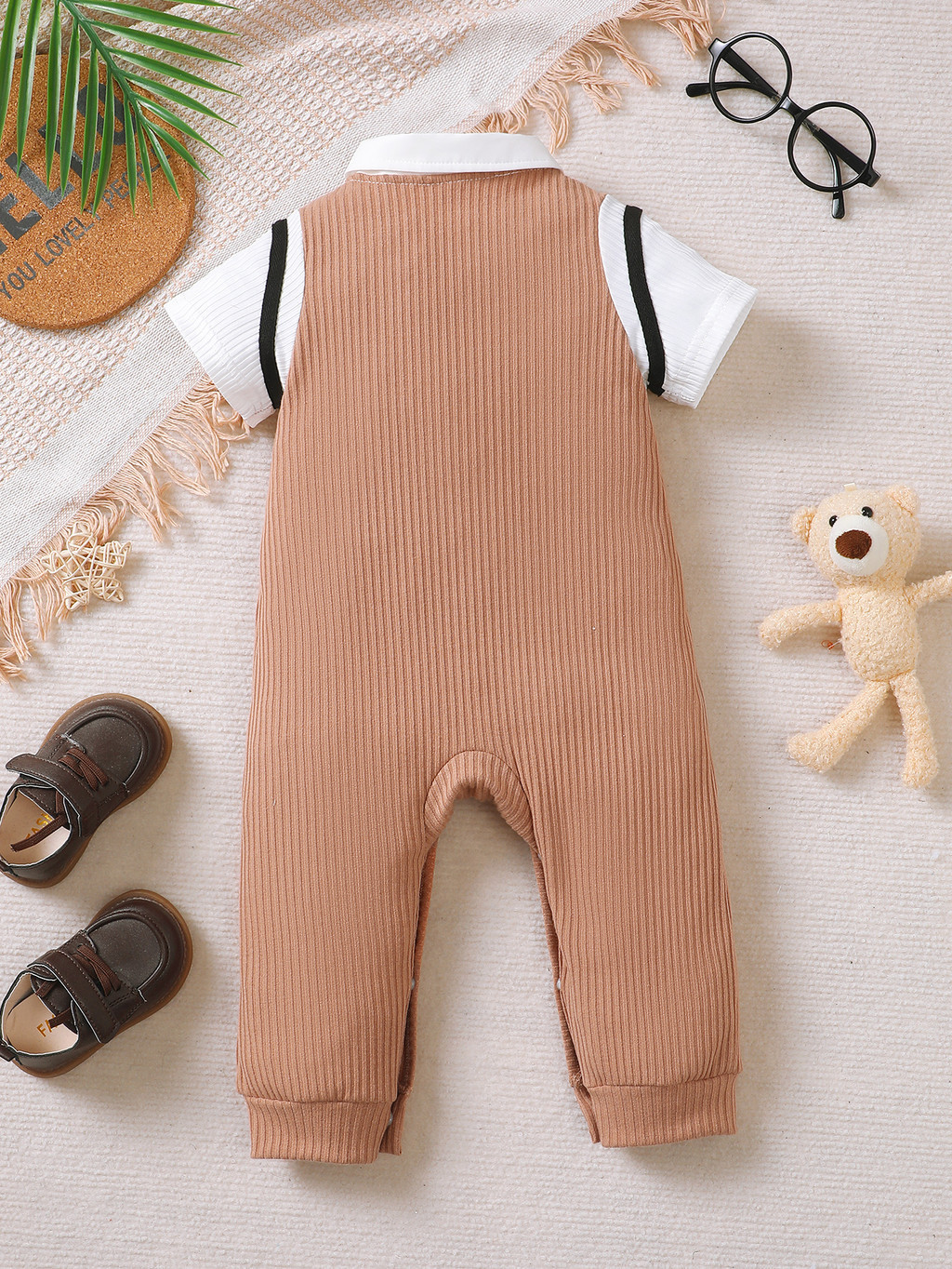 Mô tả Áo liền quần mùa hè Dapper cho bé trai 1-18 tháng: Bộ đồ liền thân ngắn tay phong cách 2 trong 1 có dây buộc nơ & thêu gấu hoạt hình – Họa tiết gân & đóng cửa - 2