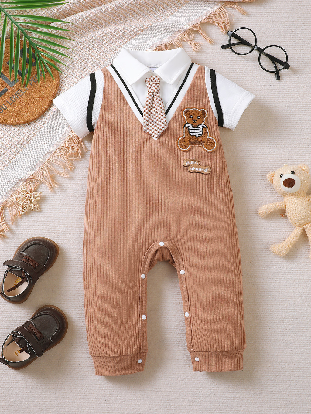 Mô tả Áo liền quần mùa hè Dapper cho bé trai 1-18 tháng: Bộ đồ liền thân ngắn tay phong cách 2 trong 1 có dây buộc nơ & thêu gấu hoạt hình – Họa tiết gân & đóng cửa - 1