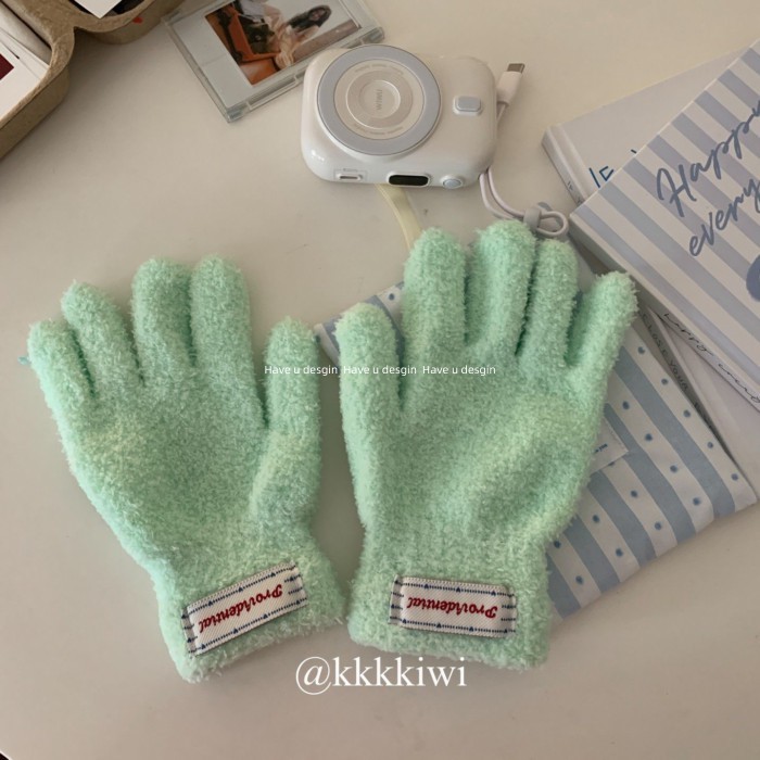Tranh sơn dầu đỏ và găng tay sang trọng phong cách Hàn Quốc - Perfect cho bầu không khí thu đông và năm mới