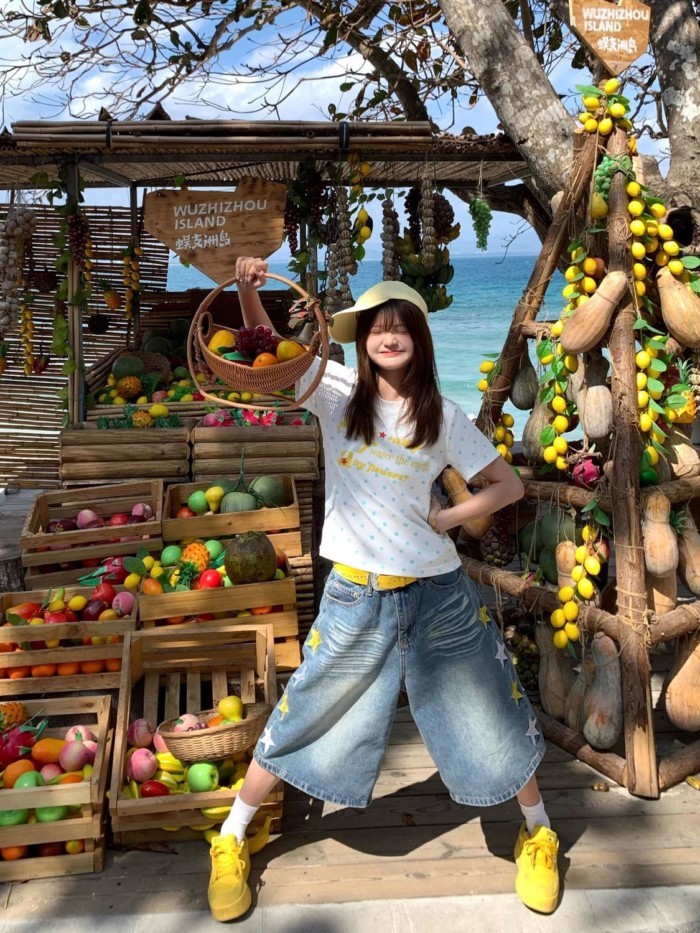 Áo thun tay ngắn in chữ chấm bi phong cách Mỹ áo trễ vai phải cho nữ