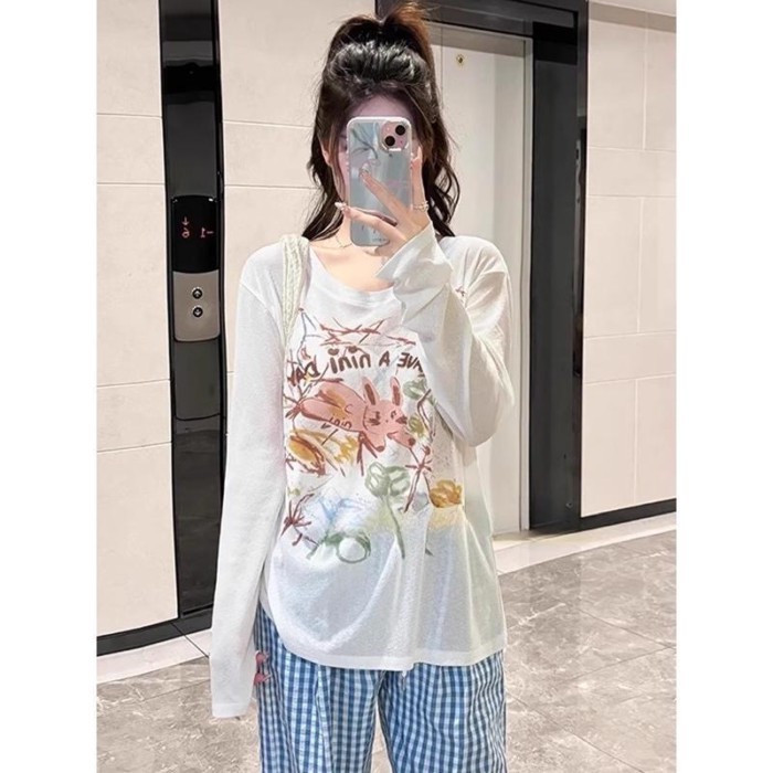 Áo thun dài tay dành cho nữ in họa tiết mỏng, dáng rộng giản dị hơi hở vai với áo chống nắng