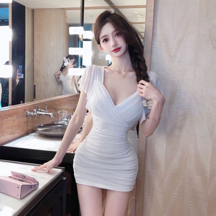 mặc váy lưới tay bay màu trắng cổ chữ V xẻ thấp gợi cảm ôm sát hông váy ngắn hộp đêm