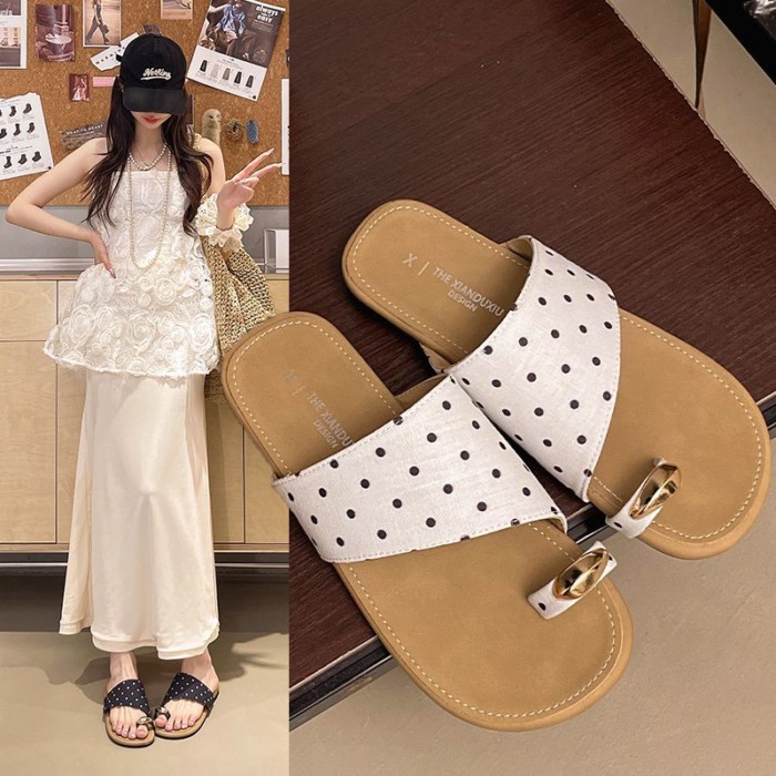 đôi dép xỏ ngón đáy phẳng chấm bi dành cho trang phục mặc ngoài mùa hè của phụ nữ phong cách mới