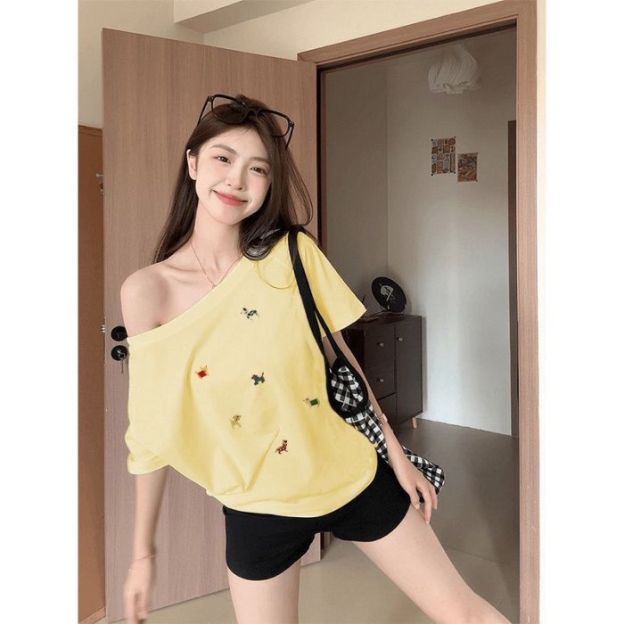 Áo thun ngắn tay in hình cún con màu vàng sữa lệch vai dành cho nữ mùa hè dáng rộng giảm béo trễ