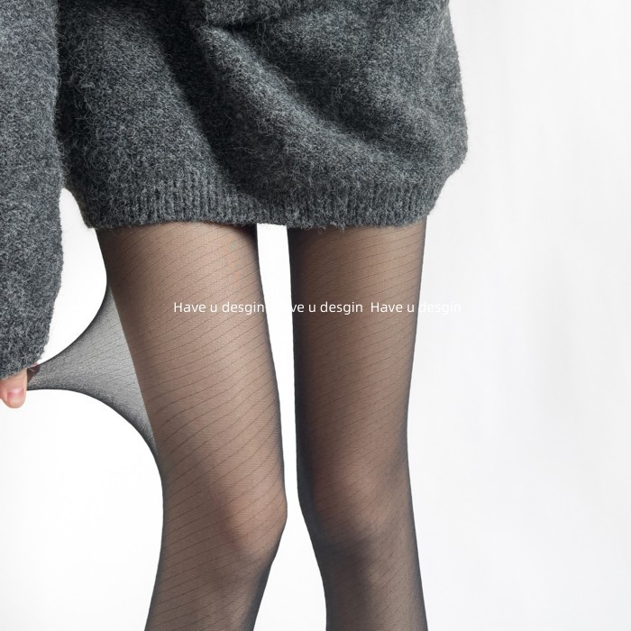 Vớ gợi cảm màu đen lụa với chất liệu twill trong suốt và siêu mỏng, giúp đôi chân trông dài hơn.