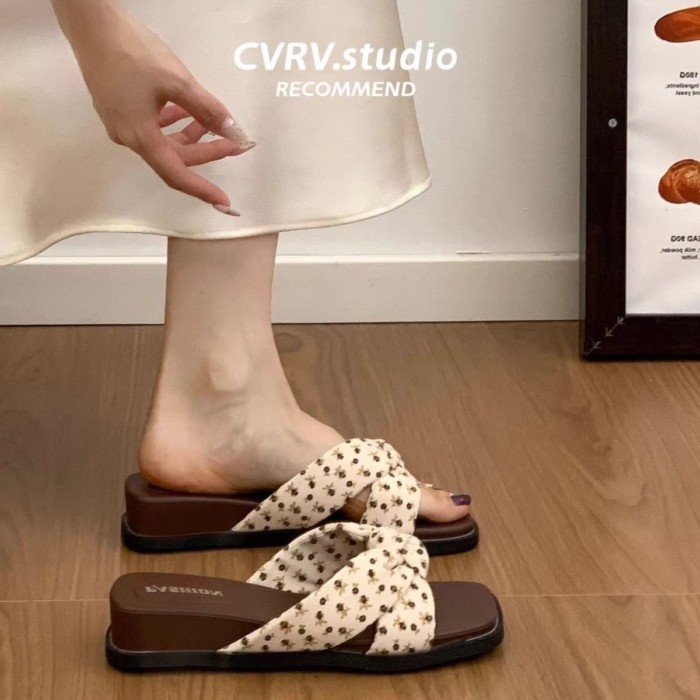 Dép xỏ ngón đế nêm hoa kiểu Pháp dành cho nữ mặc ngoài mùa hè đế dày chống trượt thoáng khí kèm váy