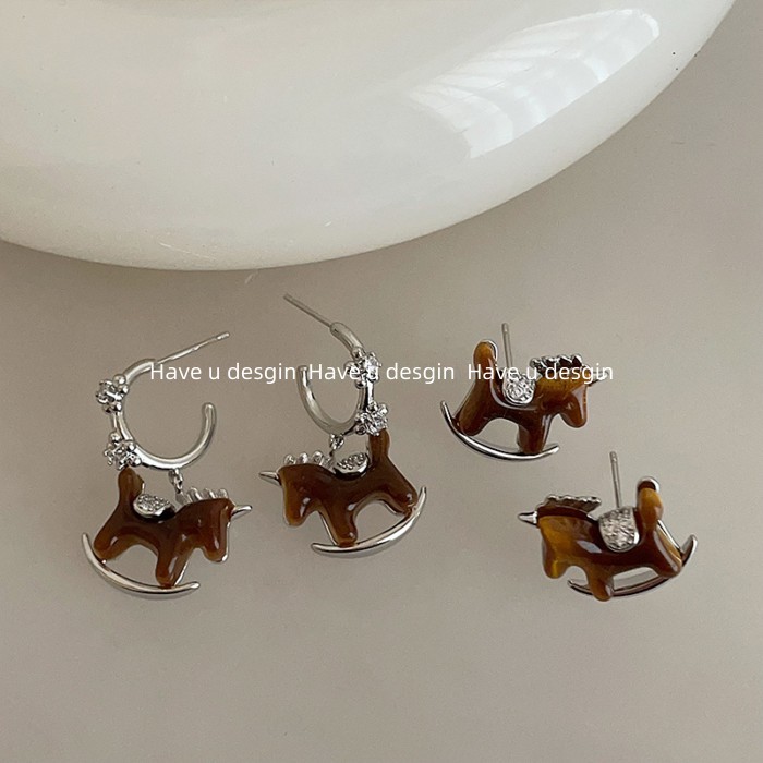Bập bênh bông tai ngựa gỗ nhựa, xu hướng thời trang sang trọng
