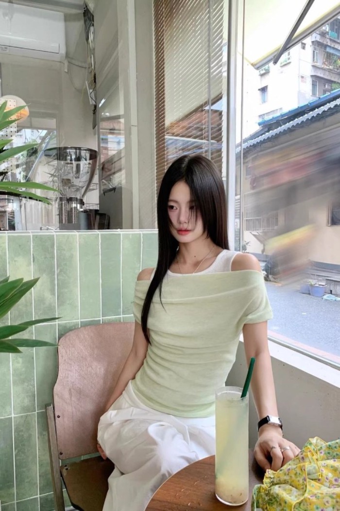 Áo thun lệch vai nữ mùa hè giả một vai đi làm áo ngắn tay màu xanh lá cây phong cách Hàn Quốc