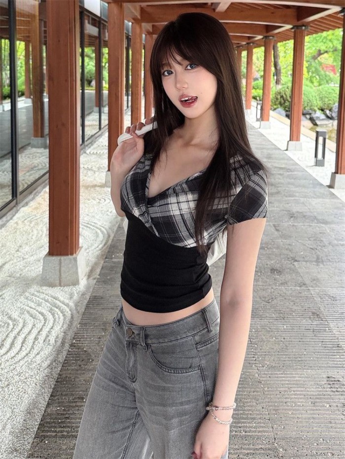 Áo thun crop top cổ chữ V tay ngắn kẻ sọc ngang vai phải của Mỹ
