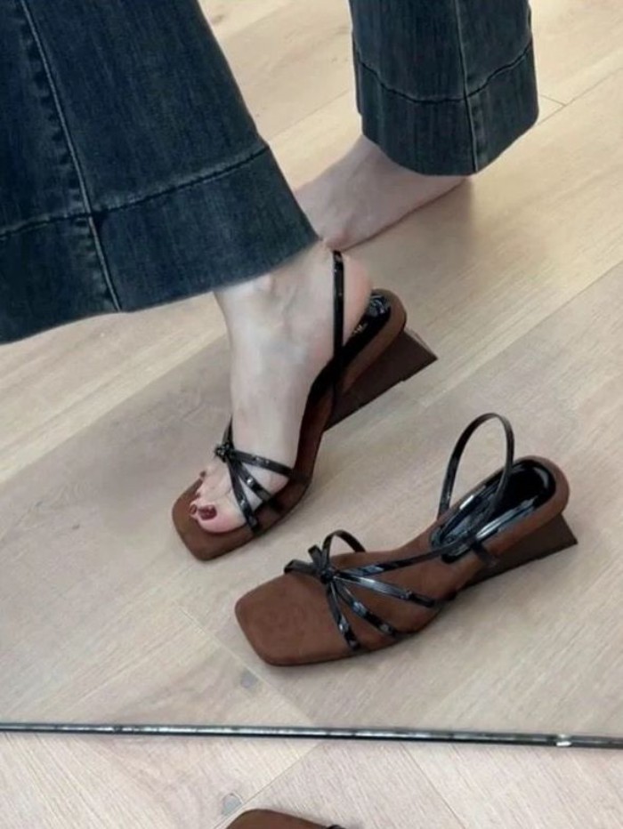Pháp nhẹ nhàng màu hồng khỏa thân dép quai mỏng cho phụ nữ mùa hè nêm vuông mũi hở giày La Mã ha