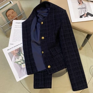 Áo Blazer màu xanh hải quân phổ biến dành cho nữ giới thường ngày