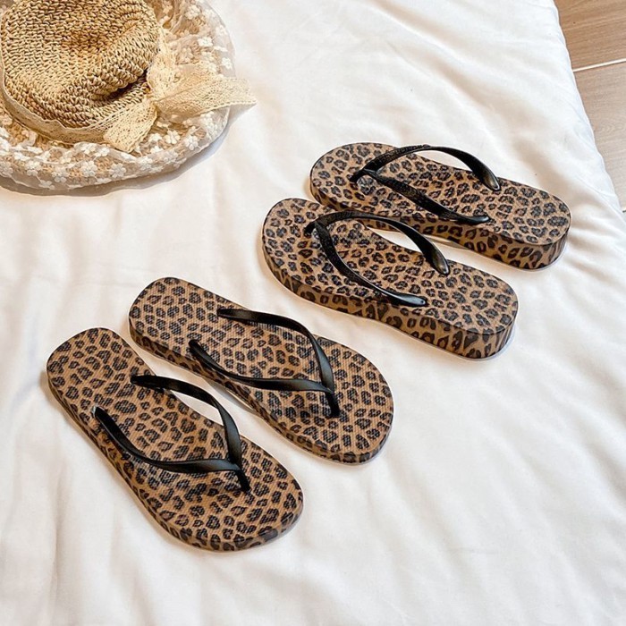 đôi dép xỏ ngón họa tiết da báo thời trang cho nữ mặc bên ngoài, sandal đi biển kiểu Mỹ mới chốn