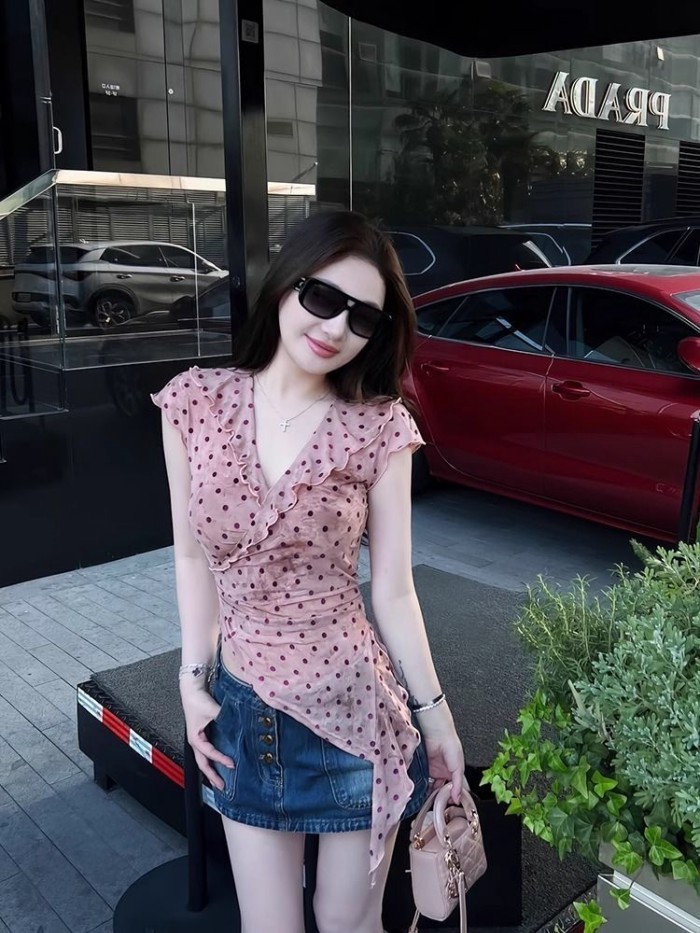 Áo thun ngắn tay vai phải màu hồng chấm bi viền chữ V phong cách Hàn Quốc dành cho nữ áo ngắn