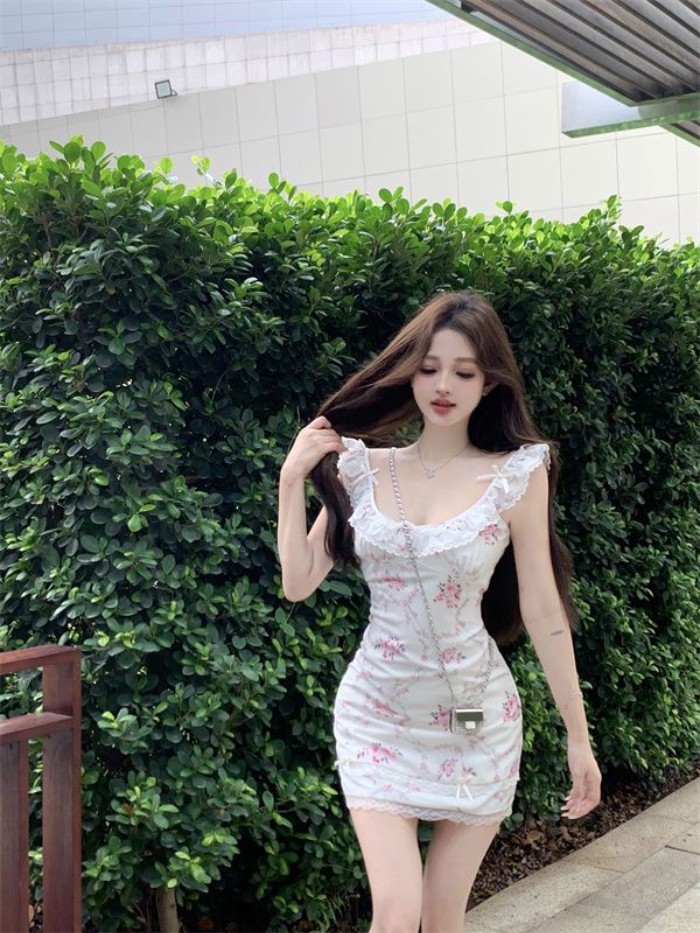 Váy hoa cổ chữ U nhỏ tay bay kiểu Pháp nữ ren nối váy hông váy ngắn eo ngọt ngào