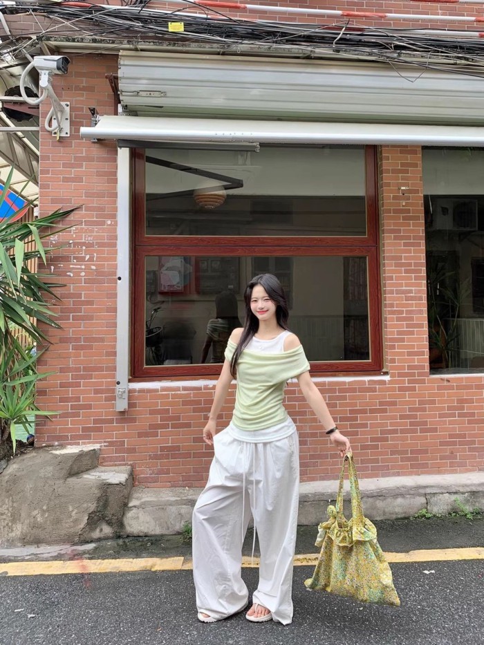 Áo thun lệch vai nữ mùa hè giả một vai đi làm áo ngắn tay màu xanh lá cây phong cách Hàn Quốc