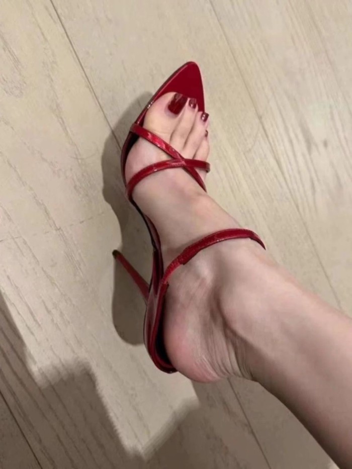 Giày cao gót một mũi nhọn màu đỏ dành cho nữ có gót nhọn và sandal hở mũi