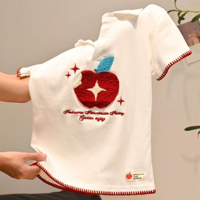 Áo thun ngắn tay thêu hình quả táo phong cách đại học ngọt ngào và cay nồng vai phải của phụ