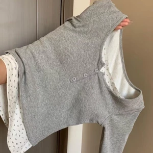 Bộ đồ hai mảnh giả có nối hoa và áo thun dài tay có đáy slim fit dành cho nữ