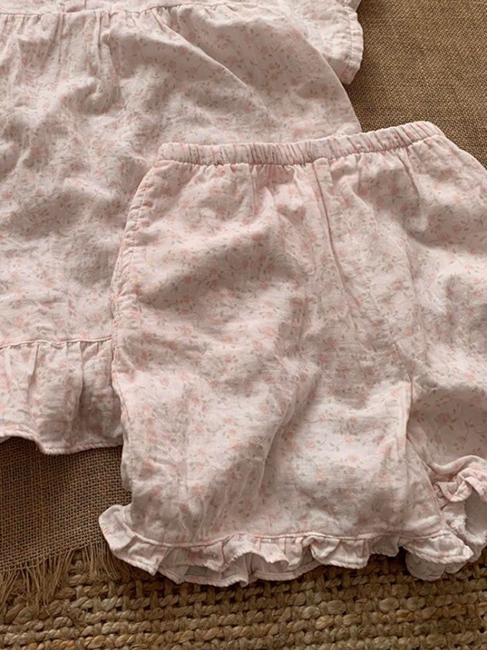 Bộ đồ ngủ cổ tròn in hoa màu hồng cho nữ có diềm xếp nếp, set quần short mặc ở nhà ngắn tay n
