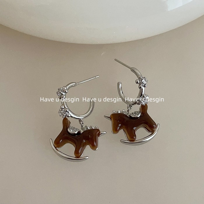 Bập bênh bông tai ngựa gỗ nhựa, xu hướng thời trang sang trọng