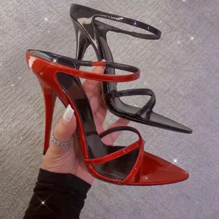 Giày cao gót một mũi nhọn màu đỏ dành cho nữ có gót nhọn và sandal hở mũi