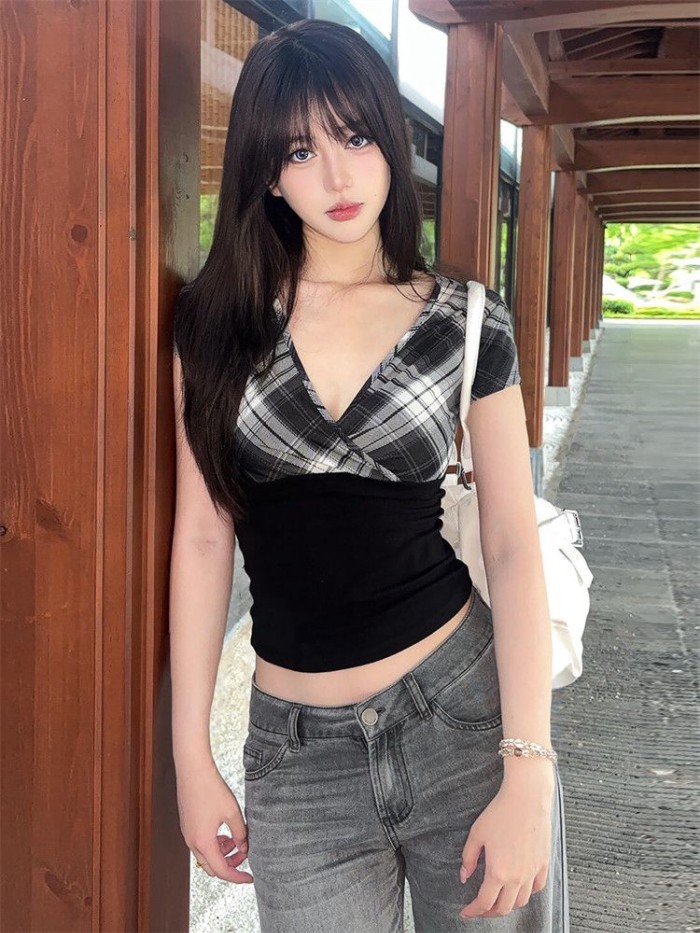 Áo thun crop top cổ chữ V tay ngắn kẻ sọc ngang vai phải của Mỹ