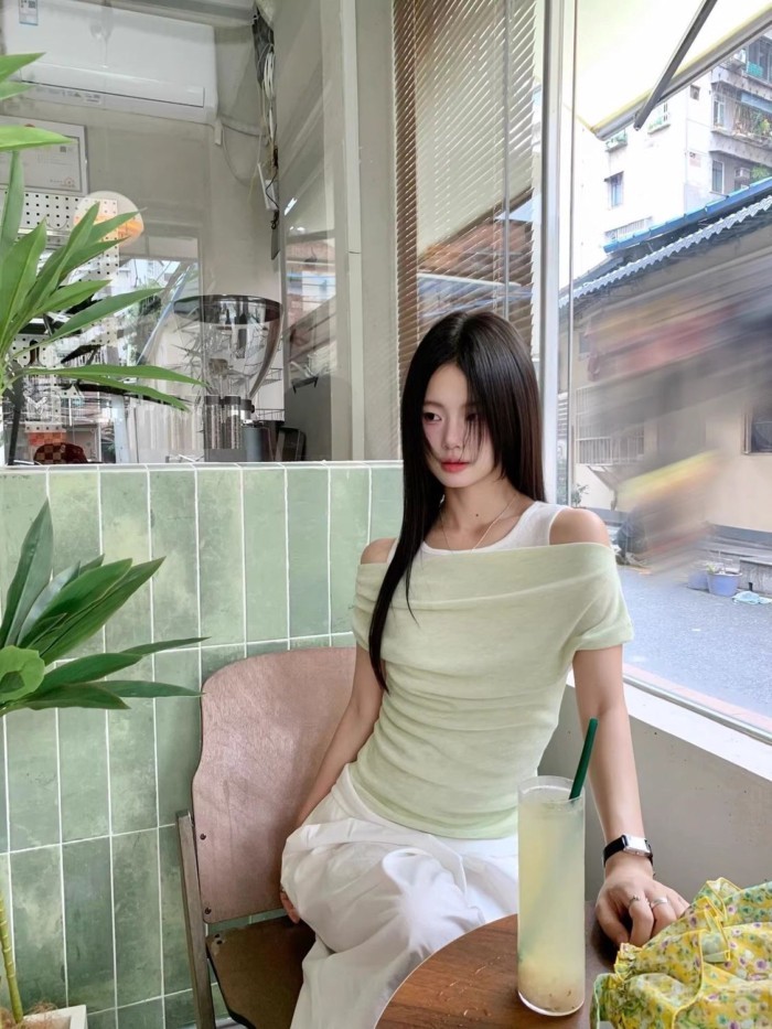 Áo thun lệch vai nữ mùa hè giả một vai đi làm áo ngắn tay màu xanh lá cây phong cách Hàn Quốc