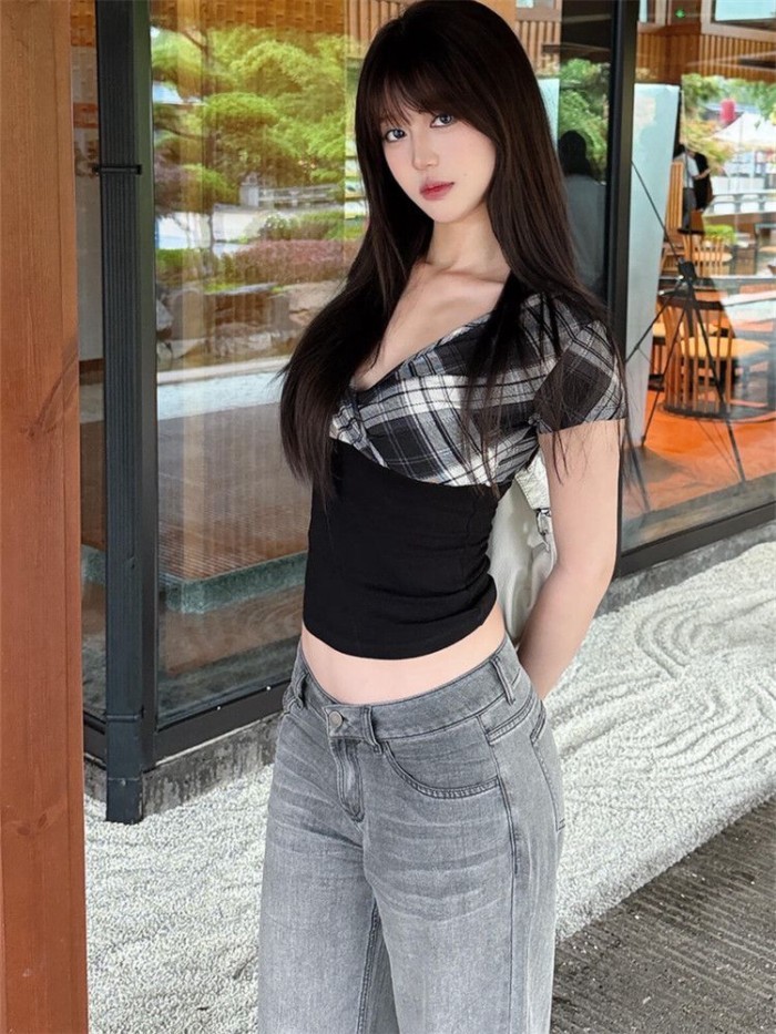 Áo thun crop top cổ chữ V tay ngắn kẻ sọc ngang vai phải của Mỹ