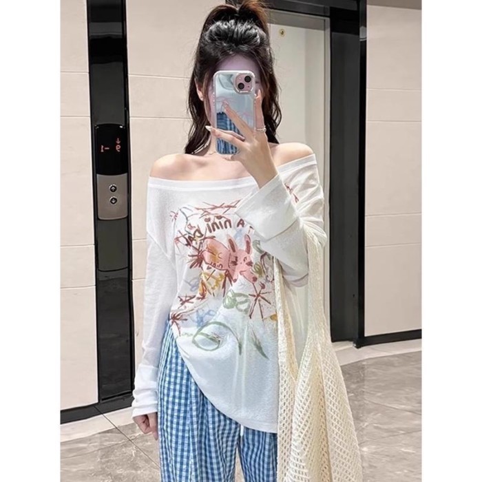 Áo thun dài tay dành cho nữ in họa tiết mỏng, dáng rộng giản dị hơi hở vai với áo chống nắng