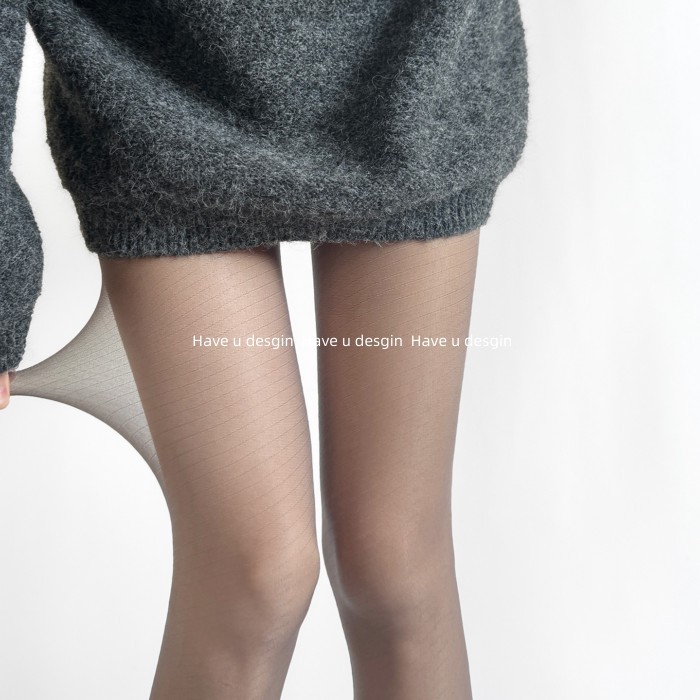 Vớ gợi cảm màu đen lụa với chất liệu twill trong suốt và siêu mỏng, giúp đôi chân trông dài hơn.