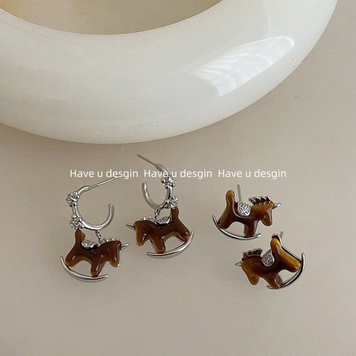 Bập bênh bông tai ngựa gỗ nhựa, xu hướng thời trang sang trọng