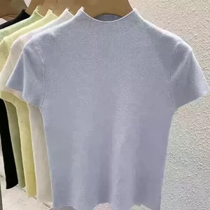 Áo thun mỏng vừa vặn màu đen cao cổ nửa dày với tay áo ngắn vai phải và tay áo ngắn dệt kim nhỏ nhắ