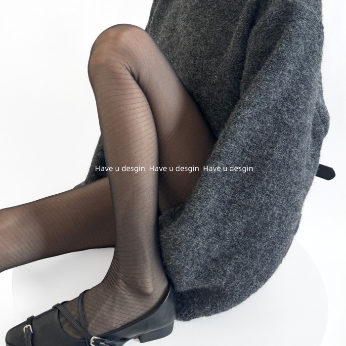 Vớ gợi cảm màu đen lụa với chất liệu twill trong suốt và siêu mỏng, giúp đôi chân trông dài hơn.