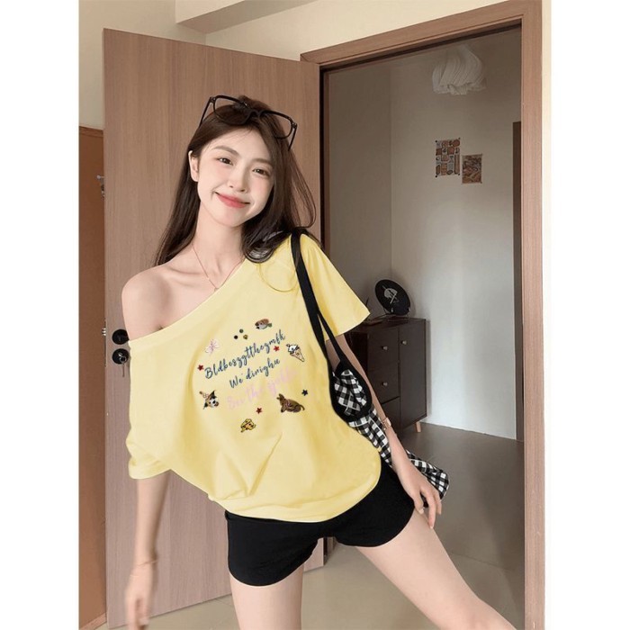 Áo thun ngắn tay in hình cún con màu vàng sữa lệch vai dành cho nữ mùa hè dáng rộng giảm béo trễ