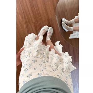 Váy nửa trắng không đều kiểu Pháp cho nữ Váy dài xòe hoa giảm béo đa năng