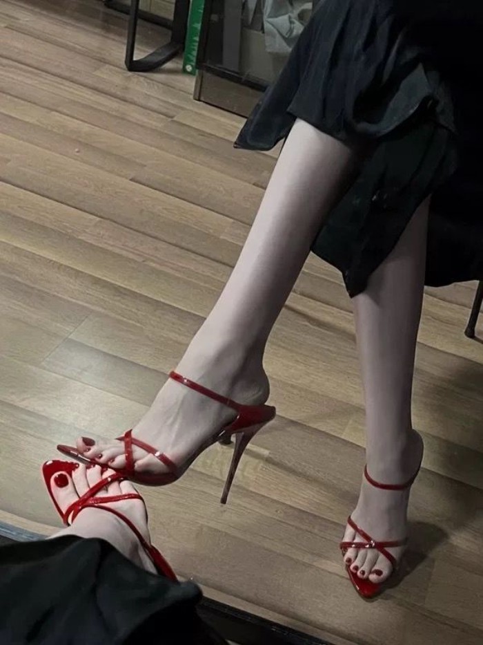 Giày cao gót một mũi nhọn màu đỏ dành cho nữ có gót nhọn và sandal hở mũi