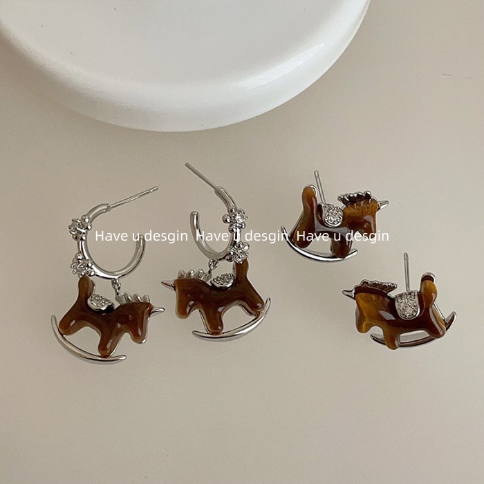 Bập bênh bông tai ngựa gỗ nhựa, xu hướng thời trang sang trọng