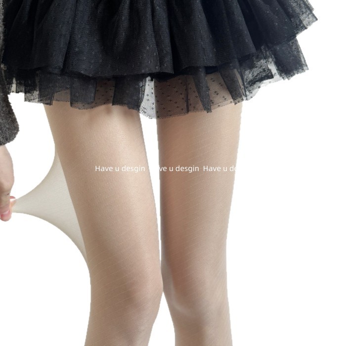 Vớ gợi cảm màu đen lụa với chất liệu twill trong suốt và siêu mỏng, giúp đôi chân trông dài hơn.
