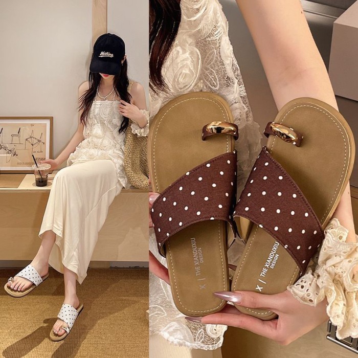 đôi dép xỏ ngón đáy phẳng chấm bi dành cho trang phục mặc ngoài mùa hè của phụ nữ phong cách mới
