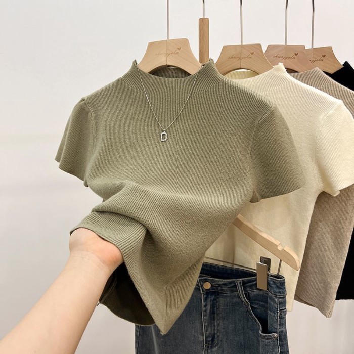 Áo thun mỏng vừa vặn màu đen cao cổ nửa dày với tay áo ngắn vai phải và tay áo ngắn dệt kim nhỏ nhắ