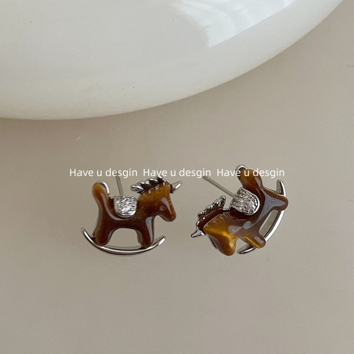 Bập bênh bông tai ngựa gỗ nhựa, xu hướng thời trang sang trọng