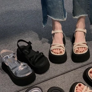 Giày sandal đế dày dành cho nữ, kiểu dáng mới cho mặc ngoài mùa hè, kiểu dáng thông dụng với