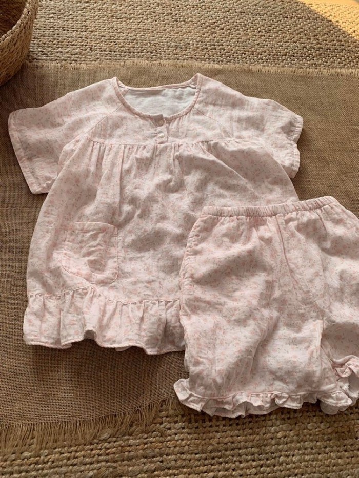 Bộ đồ ngủ cổ tròn in hoa màu hồng cho nữ có diềm xếp nếp, set quần short mặc ở nhà ngắn tay n